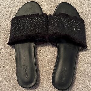 Universal Thread Black Textured Slide Sandals